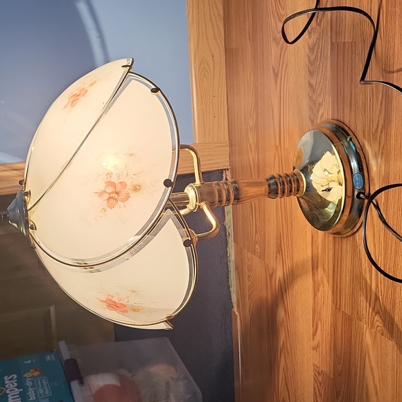 22" brass floral portable glass lamp Underwriters laboratories Inc vintage - Picture 2 of 10